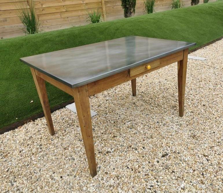 table en chêne avec plateau en zinc patinée